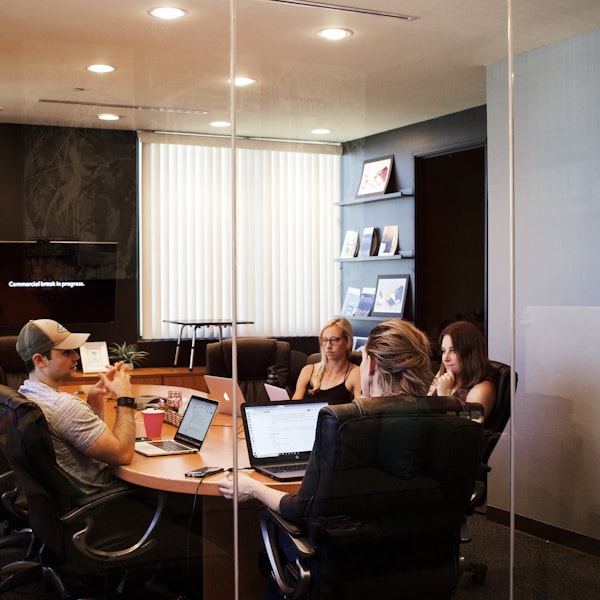 一个人坐在公园长椅上远离电子设备，安静阅读一本纸质书，享受自然与宁静